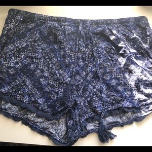 Short comfortable shorts with tie